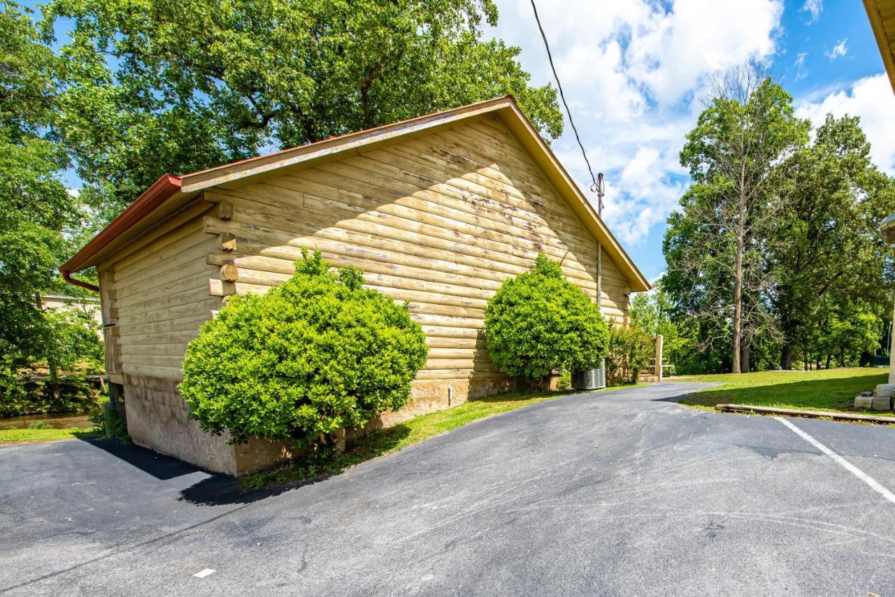 Cabin Close To Parkway Rd With River View Pigeon Forge Exterior foto